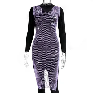 Detalle del vestido de red morado con pedrería brillante y diseño calado moderno