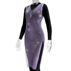 Detalle de un vestido de rejilla con pedrería morada y abertura lateral en maniquí