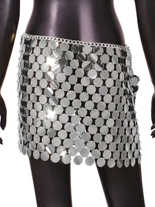 Detailansicht eines sexy silbernen Pailletten-Minirocks mit Metallscheiben für Y2K-Stil.