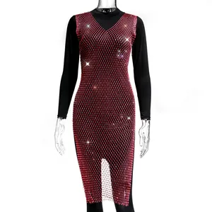 Primer plano de vestido de malla con pedrería roja, cuello en V y brillos
