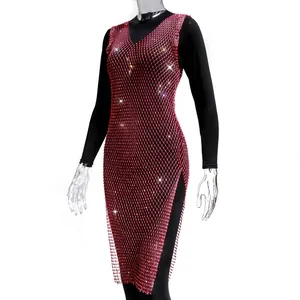 Vestido de malla con pedrería roja y abertura lateral sobre un body negro para fiestas