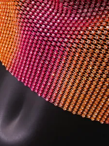 Primer plano detallado de la malla de diamantes con colores en degradado vibrante.