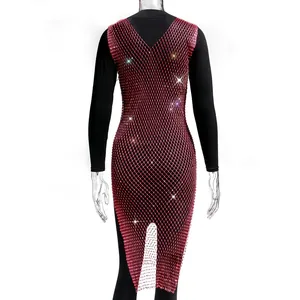 Vista trasera de vestido de malla roja con pedrería sobre un maniquí.