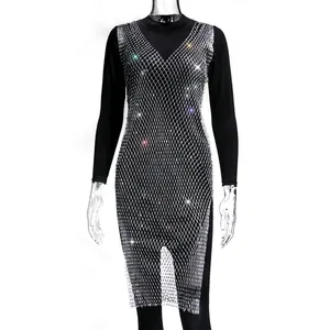Detalle del vestido de malla con diamantes de imitación brillantes y escote en V