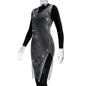Detalle del vestido de malla de diamantes de imitación plateados con abertura alta