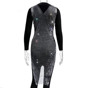 Detalle en primer plano de la malla con brillantes sobre vestido negro de manga larga
