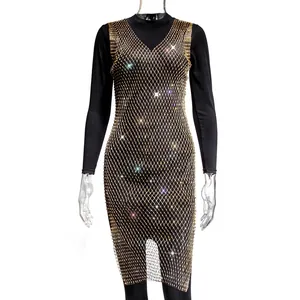 Primer plano del vestido de malla con cristales dorados brillantes y diseño de rejilla.