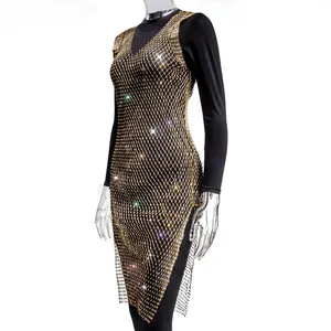 Vista detallada del vestido de malla con pedrería dorada de lujo y escote en V profundo