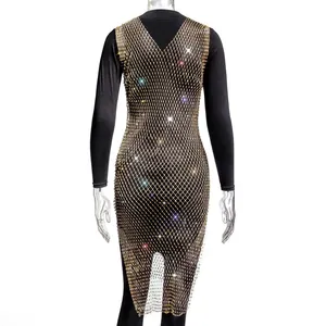 Vista trasera detallada del vestido de malla con pedrería dorada brillante y abertura