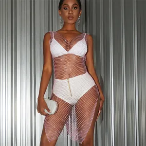 Vista detallada de un vestido de red con pedrería rosa en una modelo de moda