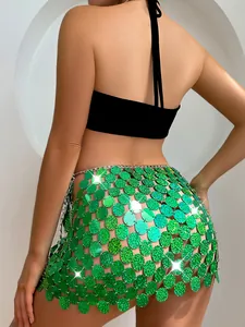 Rückansicht eines sexy grünen Pailletten-Minirocks mit schimmernden, reflektierenden Scheiben.