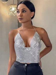 Primo piano di un top all'americana in paillettes metalliche argento scintillante