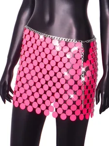 Detailansicht des pinkfarbenen Paillettenrock mit verstellbarem silbernem Kettengürtel.