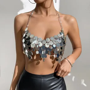 Detailansicht eines sexy silbernen Pailletten-Halter-Tops mit Metallketten für Clubwear