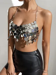 Nahaufnahme eines sexy silbernen Pailletten-Halter-Crop-Tops mit Metallketten-Detail