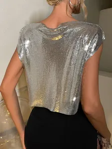 Gedetailleerd achteraanzicht van sexy zilveren pailletten crop top voor muziekfestivals