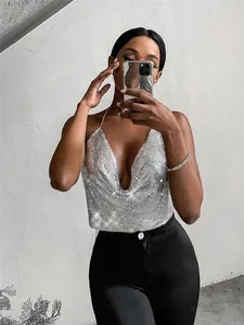Primo piano di un sexy top all'americana in paillettes metalliche argento con scollo a V
