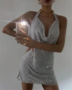 Détail de la robe mini dos nu en strass argentés étincelants avec décolleté en V profond