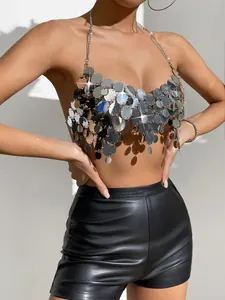 Detail eines sexy silbernen Pailletten-Halter-Oberteils für Rave- und Clubwear-Outfits
