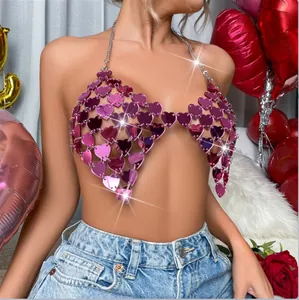 Nahaufnahme eines glitzernden rosa herzförmigen Acryl-Pailletten-Halter-Oberteils