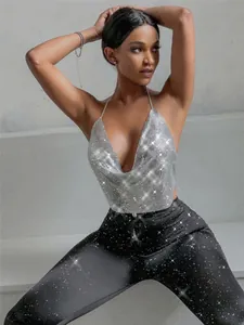 Vista dettagliata del top all'americana con paillettes argento e scollo a V profondo