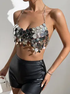 Detailansicht eines sexy silbernen Pailletten-Halter-Tops mit verstellbaren Metallkettenriemen