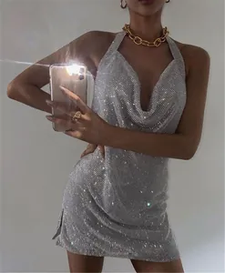 Gros plan détaillé de strass argentés scintillants sur une robe dos nu sexy pour soirée