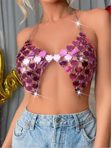 Nahaufnahme eines sexy rosa herzförmigen Acryl-Kettenhemdes für Festivals und Partys