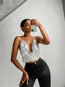 Dettaglio di un top sexy a lupetto con paillettes argento lucido e profondo scollo a V