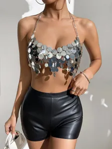 Nahaufnahme eines sexy silbernen Pailletten-Halter-Top mit metallischen Scheiben