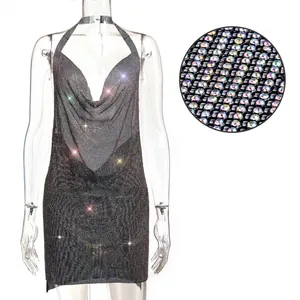 Gros plan du tissu en maille de strass étincelant d'une robe de soirée sexy à dos nu.