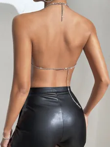 Detaillierte Rückansicht eines sexy silbernen Body-Chain-Tops mit schwarzer Lederhose.