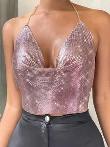 Primo piano del sexy top a fascia con paillettes metalliche rosa e spalline a catena