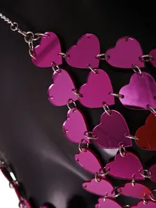 Detailansicht von rosa Herz-Acryl-Schuppen, die mit silbernen Metallringen verbunden sind