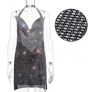 Détail rapproché du maillage en strass argentés d'une robe de soirée sexy dos nu