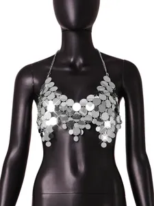 Detailaufnahme eines sexy silbernen Pailletten-Haltertops mit rückenfreiem Design