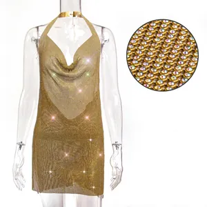 Gros plan du tissu en maille strass dorée sur une robe courte sexy avec décolleté en V