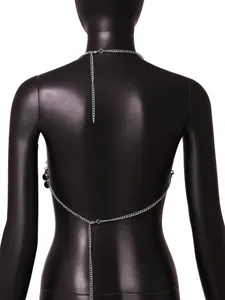 Detailansicht der Rückseite einer sexy silbernen Körperkette mit schwarzen Pailletten