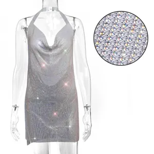 Vue détaillée des strass argentés scintillants sur une robe mini sexy en maille fine