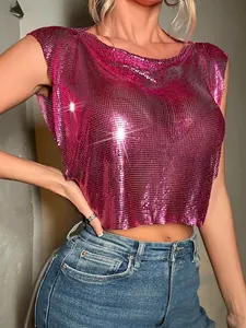 Detailopname van roze metalen pailletten crop top met sprankelende textuur voor feesten