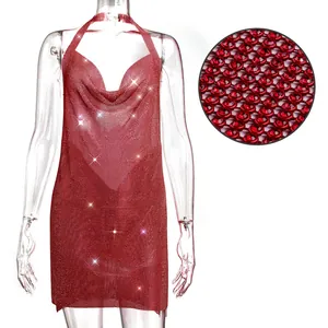 Robe de soirée sexy en maille à strass rouges avec col licou et dos nu plongeant en V