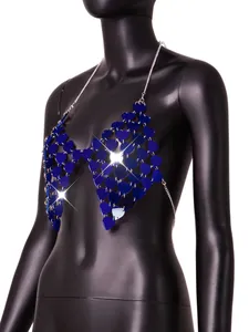 Sexy blaue herzförmige Acryl-Körperkette auf einer schwarzen weiblichen Schaufensterpuppe