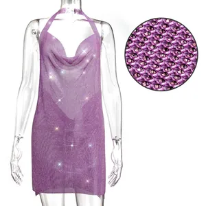 Détail de la maille avec strass violets sur une mini robe dos nu sexy à licou