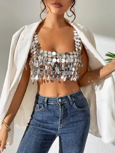 Vue détaillée d'un haut court à paillettes argentées avec un blazer blanc élégant