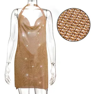 Détail en gros plan du matériau en maille strass dorée sur une mini-robe sexy dos nu
