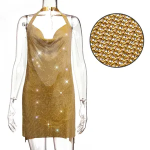 Gros plan détaillé du filet de strass dorés scintillants de cette robe de soirée