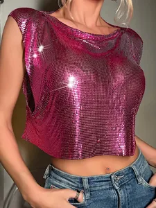 Gedetailleerd aanzicht van een sexy fuchsia metallic lovertjes crop top voor festivals