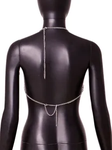 Detaillierte Rückansicht einer sexy silbernen Metall-Körperkette auf einem Mannequin