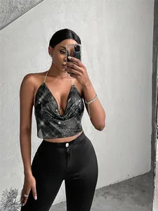 Dettaglio ravvicinato di un sexy crop top nero con paillettes metalliche e scollo a V