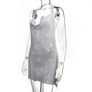 Gros plan sur une mini-robe dos nu en strass argentés scintillants avec décolleté en V profond